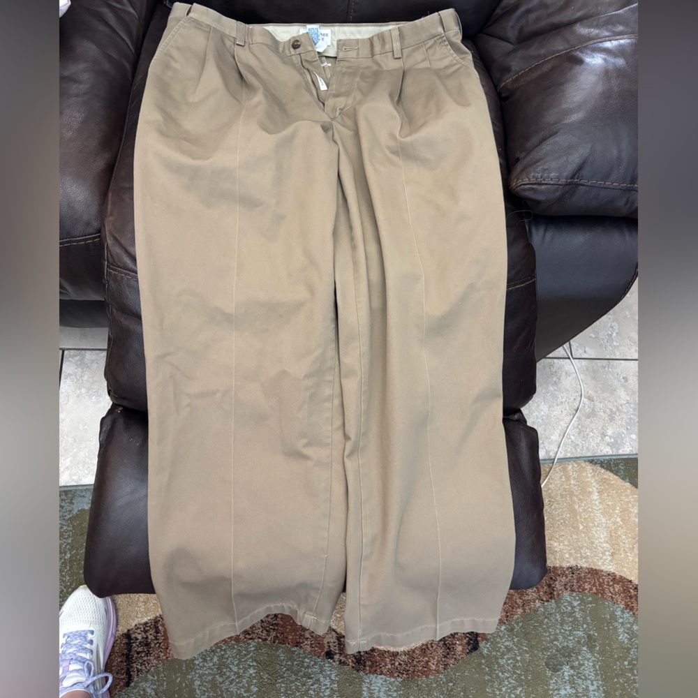Roundtree & Yorke Men's Tan Chino Pants
